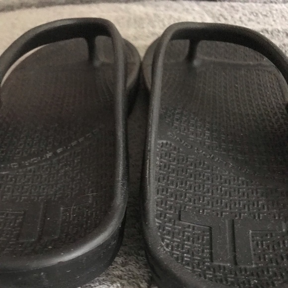 BRAND NEW WITHOUT TAGS TELIC BRAND SLIPPERS - Picture 3 of 4